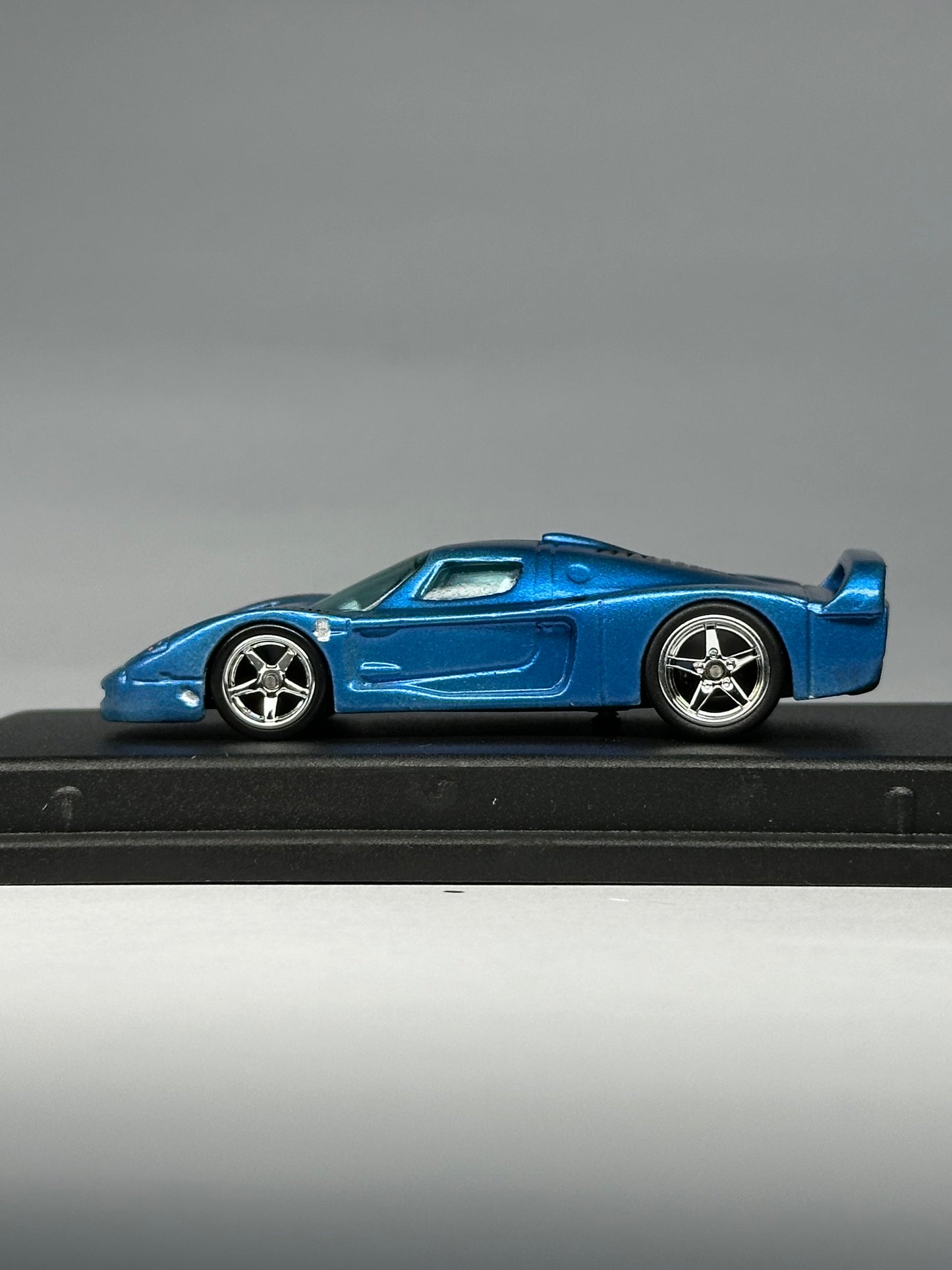 Maserati MC12 "Viento azul"